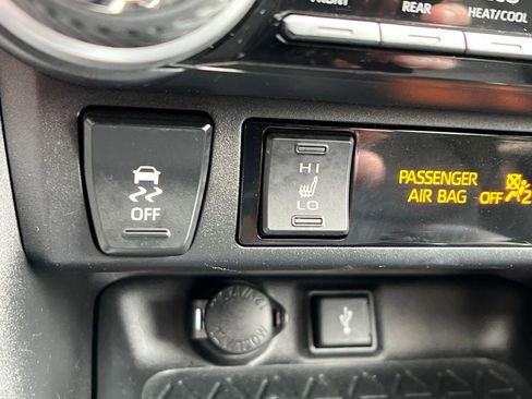 Used 2022 Toyota RAV4 XLE Premium AWD/4WD image 29