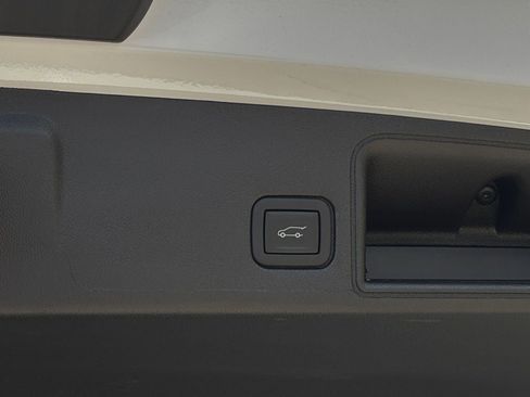 Used 2024 GMC Terrain SLT image 18