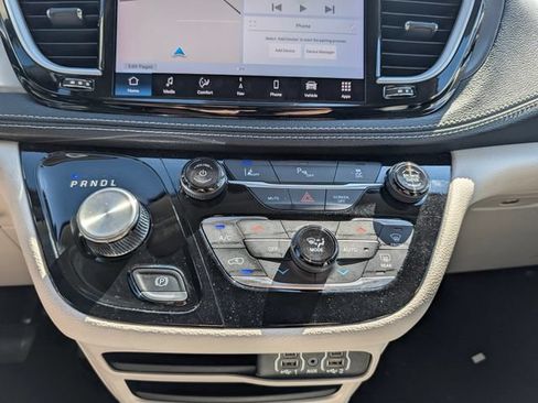 Used 2024 Chrysler Pacifica Limited FWD image 25