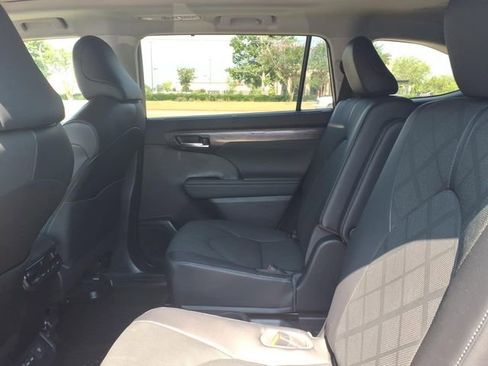 Used 2023 Toyota Highlander Platinum FWD image 7