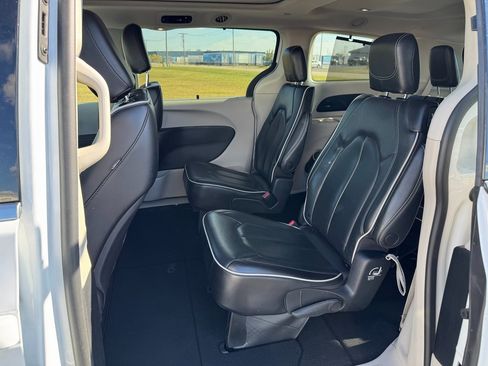 Used 2023 Chrysler Pacifica Limited image 30