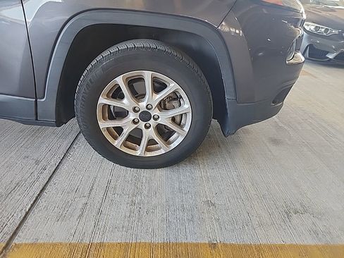 Used 2018 Jeep Cherokee Latitude Plus FWD image 4