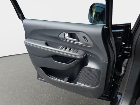 New 2026 Chrysler Pacifica Select FWD image 25