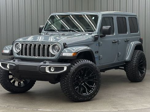 Used 2025 Jeep Wrangler Unlimited Sahara w/ Safety Group AWD/4WD image 1