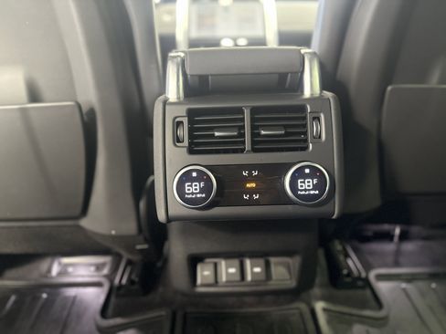 Used 2023 Land Rover Discovery Metropolitan Edition image 17