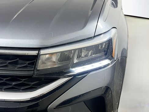 Used 2024 Volkswagen Taos SE image 11