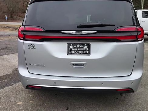 Used 2024 Chrysler Pacifica Touring-L image 7