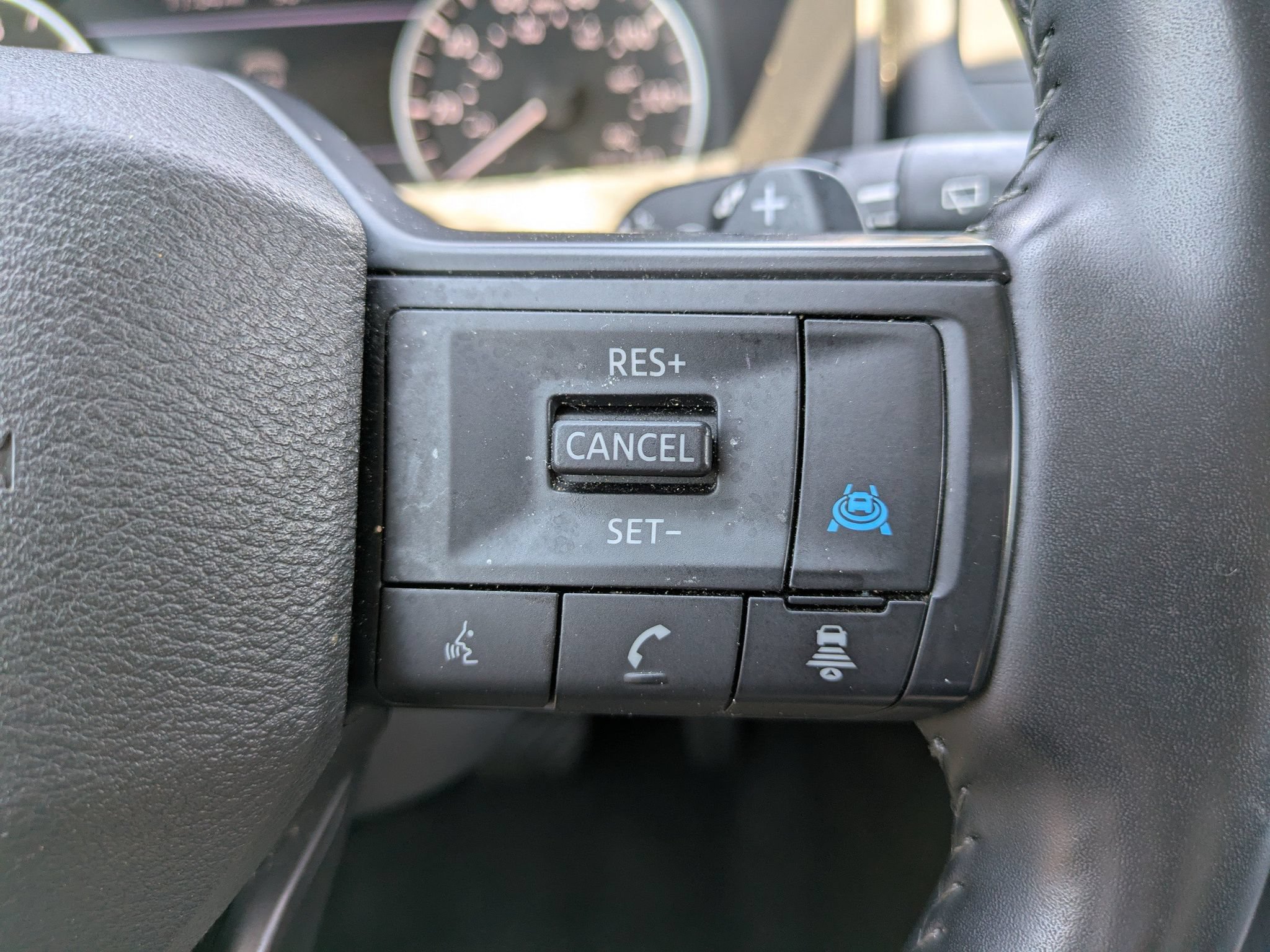 Certified 2025 Nissan Rogue SV FWD image 25