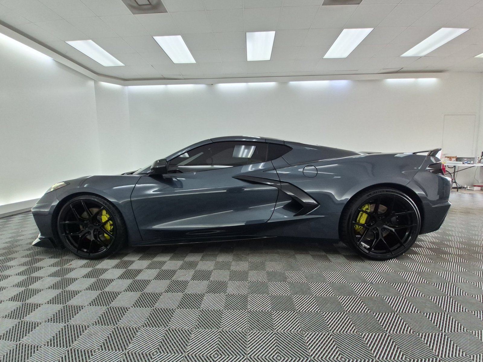 Used 2021 Chevrolet Corvette Stingray Coupe w/ Z51 Performance Package RWD image 2