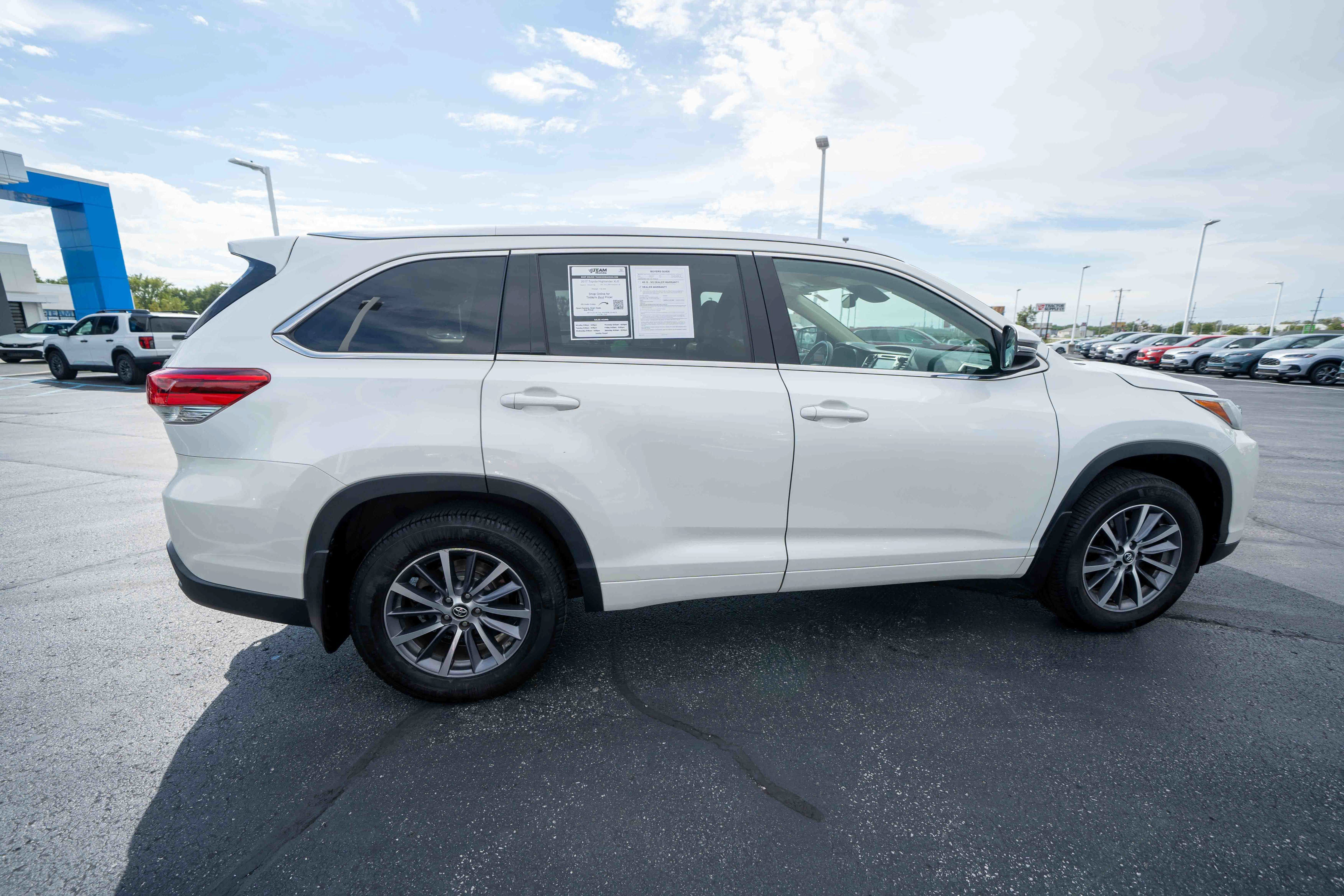 Used 2017 Toyota Highlander XLE AWD/4WD image 6