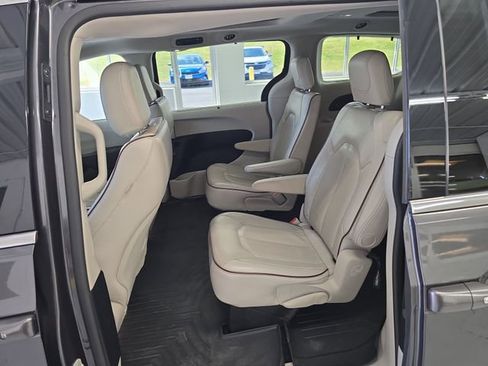 Used 2020 Chrysler Pacifica Limited image 10