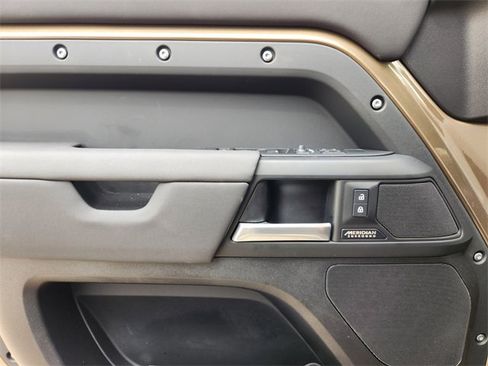 Used 2025 Land Rover Defender 110 X-Dynamic SE image 22