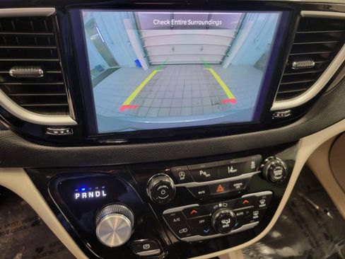Used 2024 Chrysler Pacifica Touring-L image 13