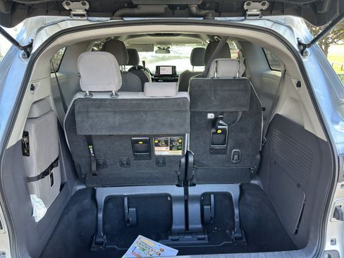 Used 2021 Toyota Sienna LE FWD image 14