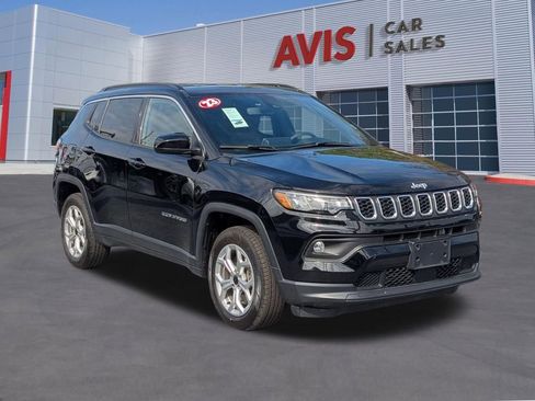 Used 2025 Jeep Compass Latitude AWD/4WD image 3