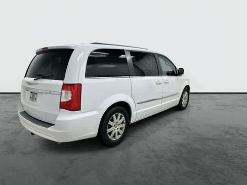 Used 2014 Chrysler Town & Country Touring FWD image 4