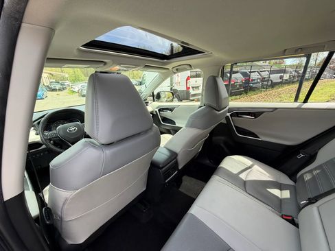 Used 2019 Toyota RAV4 Limited AWD/4WD image 18