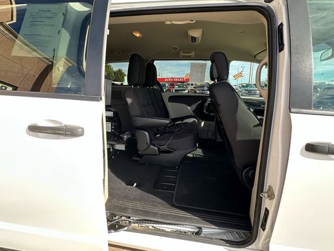 Used 2019 Dodge Grand Caravan SE w/ UConnect Hands-Free Group image 21