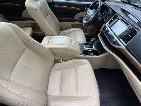 Used 2017 Toyota Highlander Limited Platinum FWD image 44