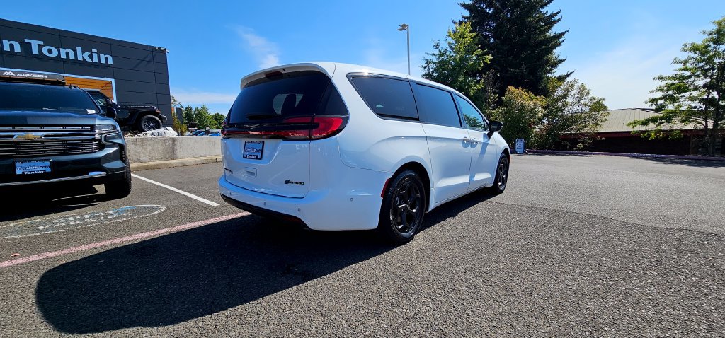 Used 2024 Chrysler Pacifica Limited FWD image 8