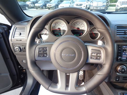 Used 2014 Dodge Challenger SXT image 18