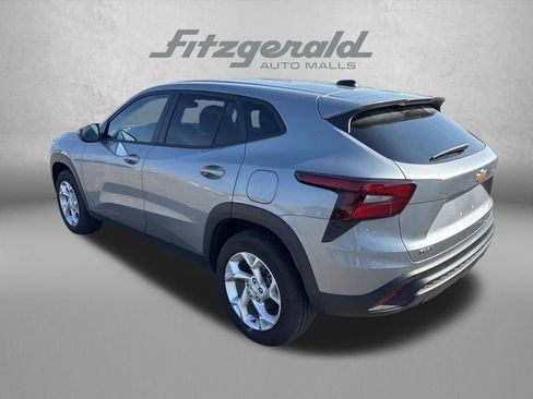 Used 2025 Chevrolet Trax LS w/ LS Convenience Package image 3