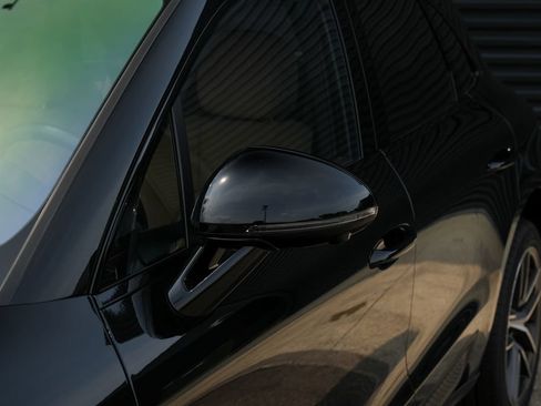 Certified 2026 Porsche Macan AWD/4WD image 9