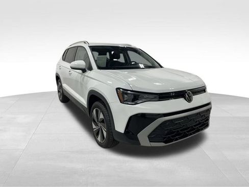 Used 2025 Volkswagen Taos SE AWD/4WD image 9