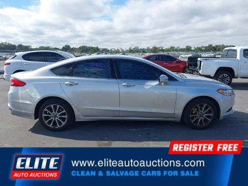 Used 2017 Ford Fusion SE image 25