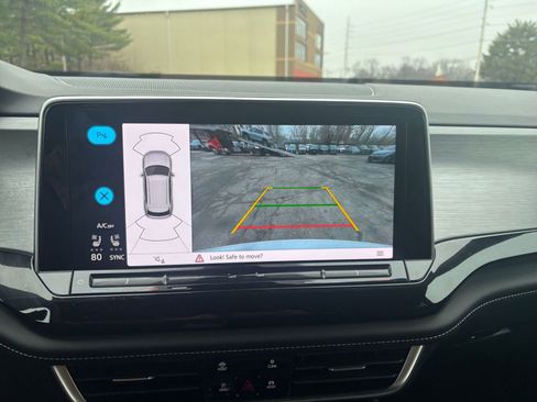 Used 2025 Volkswagen Atlas Cross Sport SE image 17