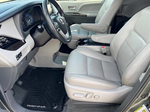Used 2018 Toyota Sienna XLE Premium image 16