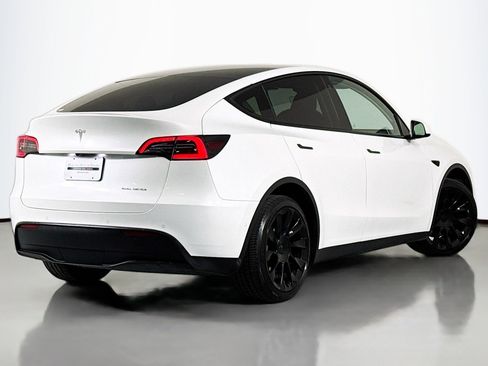 Used 2022 Tesla Model Y Long Range image 12