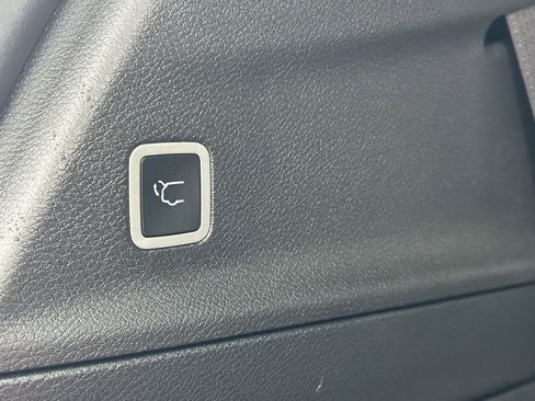 Used 2025 Chrysler Voyager LX image 9