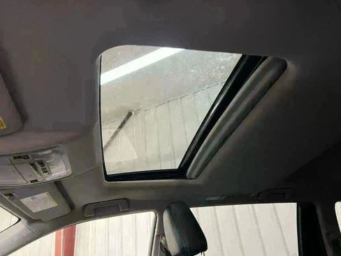 Used 2018 Toyota Highlander SE image 24