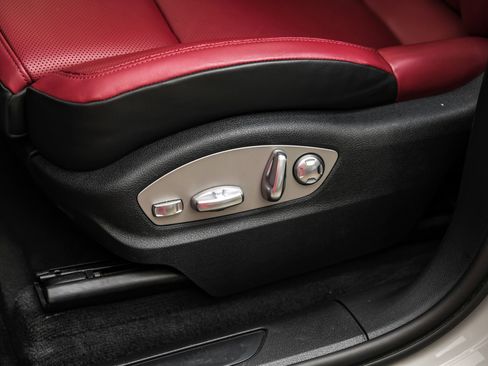 Used 2023 Porsche Macan Turbo image 40