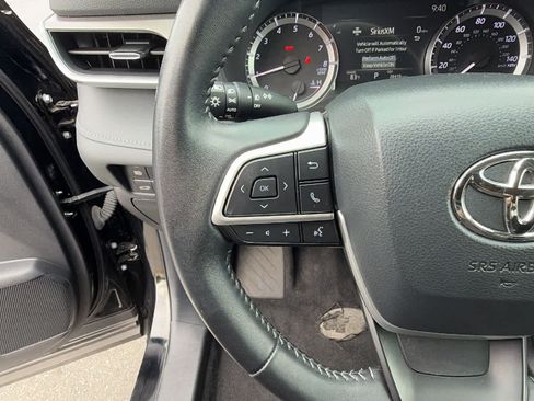 Used 2025 Toyota Highlander LE FWD image 19