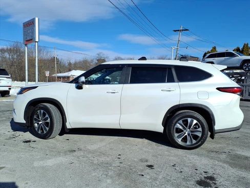 Used 2023 Toyota Highlander XLE image 9