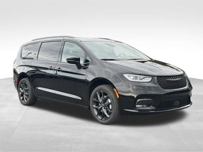 New 2026 Chrysler Pacifica Limited w/ S Appearance Package