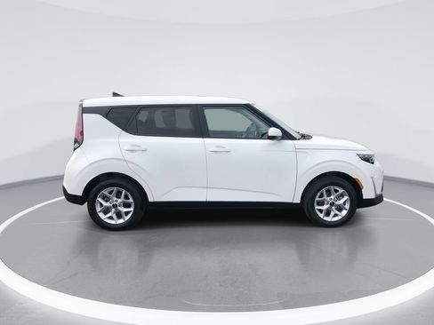 Certified 2025 Kia Soul LX w/ LX Technology Package FWD image 9