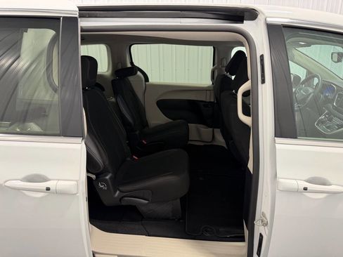 Used 2023 Chrysler Voyager LX FWD image 11