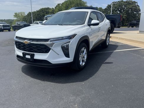 New 2026 Chevrolet Trax LS w/ LS Convenience Package FWD image 2