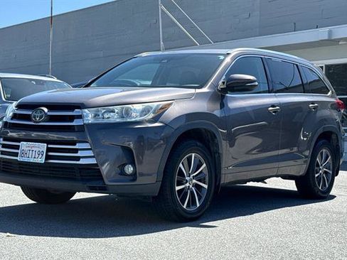 Used 2017 Toyota Highlander XLE AWD/4WD image 7