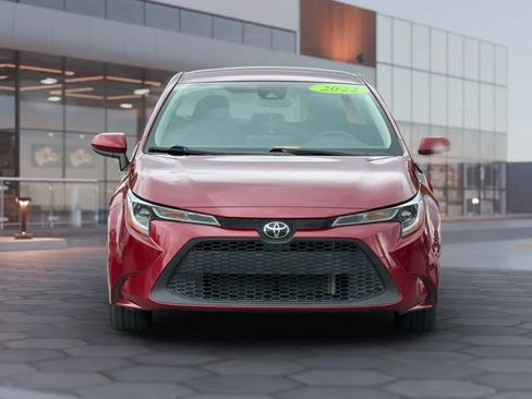 Used 2022 Toyota Corolla LE FWD image 2