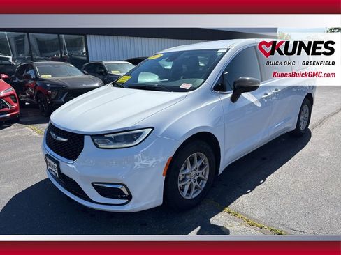Used 2025 Chrysler Pacifica Select FWD image 12