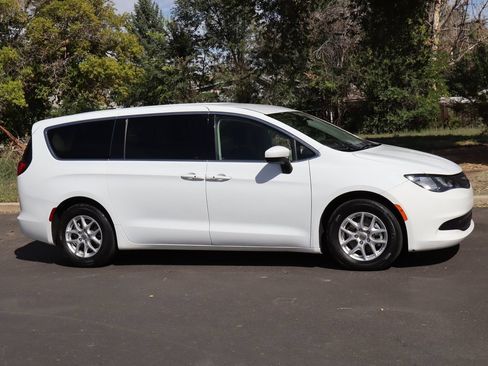 Used 2022 Chrysler Voyager LX FWD image 2