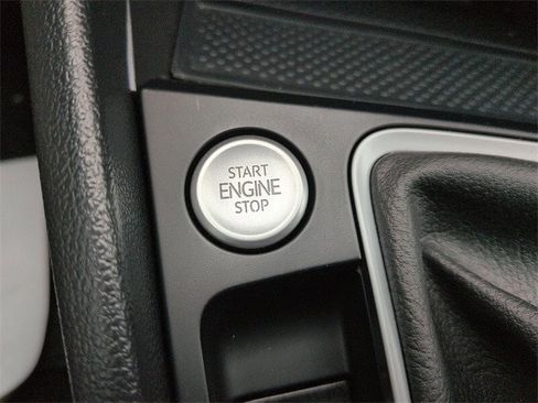 Used 2025 Volkswagen Jetta SE w/ Sunroof Package image 25