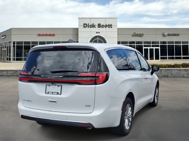 New 2027 Chrysler Pacifica Select AWD/4WD image 5
