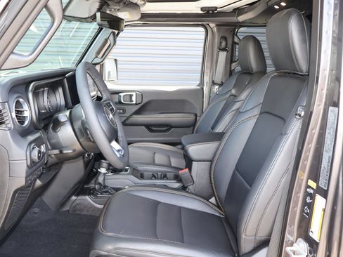 Used 2025 Jeep Wrangler Unlimited Sahara AWD/4WD image 20