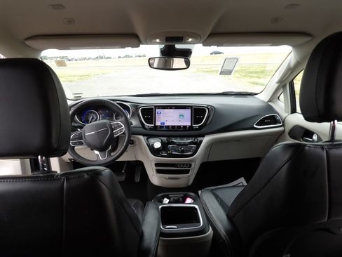 Used 2024 Chrysler Pacifica Touring-L FWD image 22