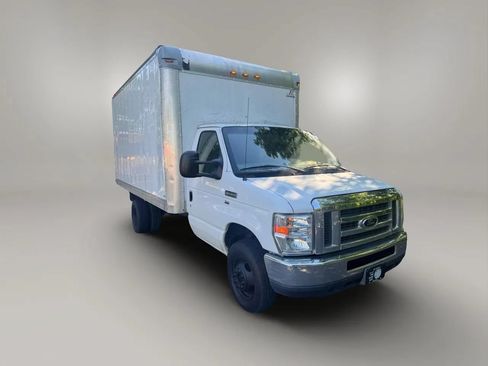 Used 2016 Ford E-350 and Econoline 350 Super Duty RWD image 3